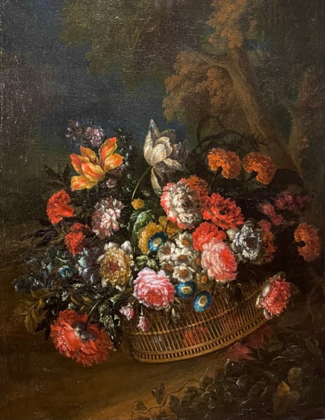 Panier de fleurs dans un paysage